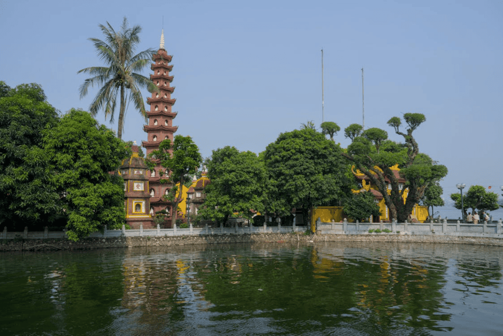 Tran Quoc Pagoda's gate glows at sunset, blending ancient charm with the lake&rsquo;s golden hues (Source: Pexels)